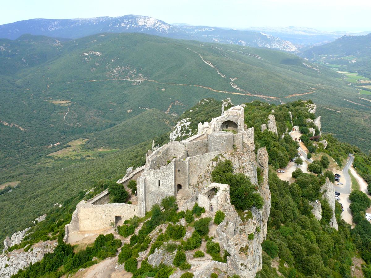 Fiche média no. 119476 Château de Peyrepertuse - Château Bas - Vue d'ensemble du château bas depuis le château Saint-Georges (Sant-Jordi). A droite la route menant à l'entrée du sentier du château