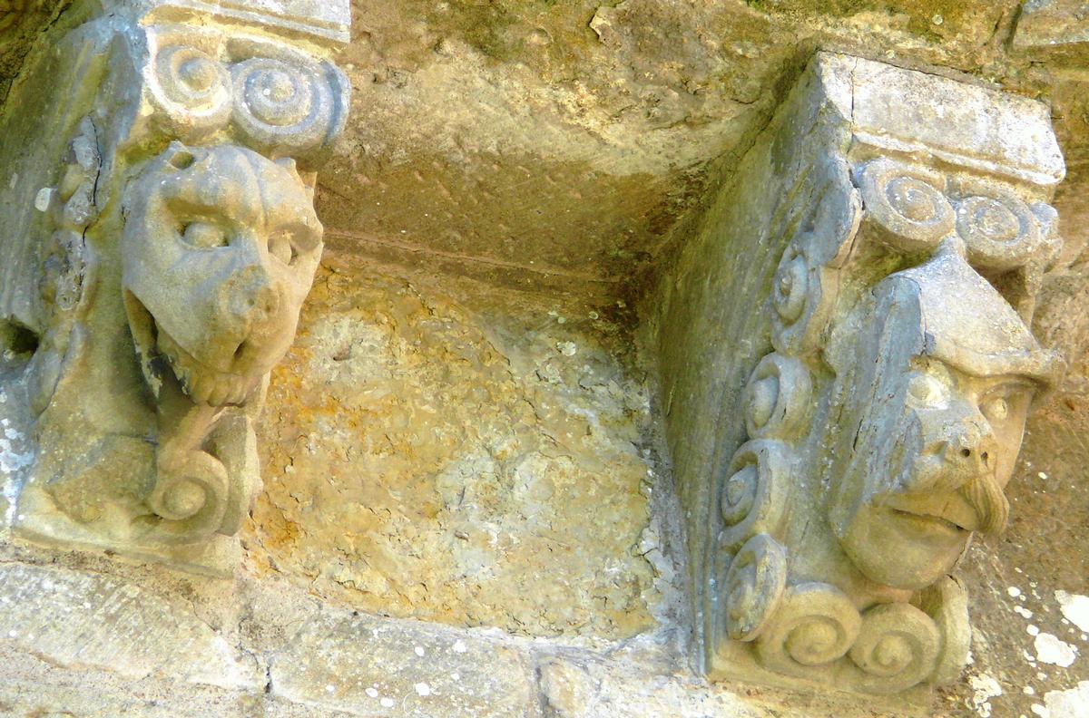 Abbaye de Saint-Papoul (abbaye Saint-Pierre puis Saint-Papoul, cathédrale) - Eglise - Chevet - Modillons sculptés par le maître de Cabestany 