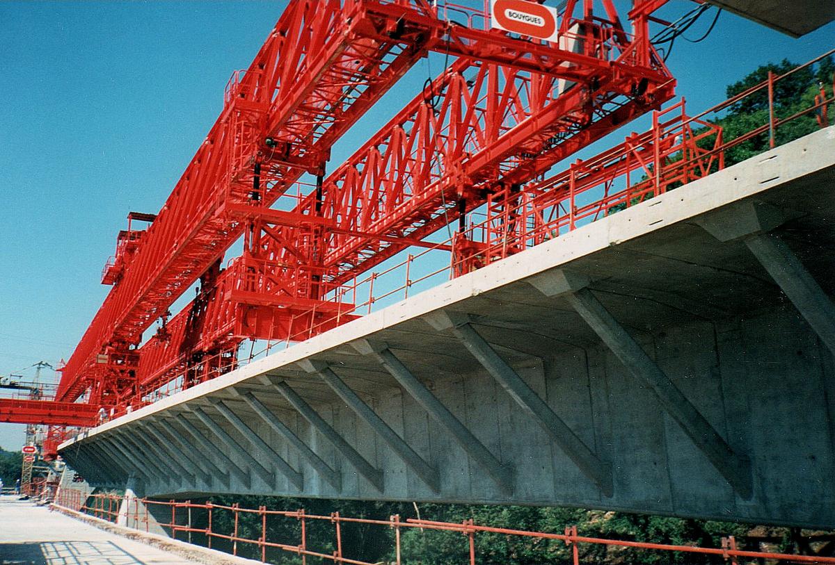 Autoroute A29 - Viaduc de Rogerville Construction en encorbellement symétrique en voussoirs préfabriqués à l'aide d'une poutre de lancement
