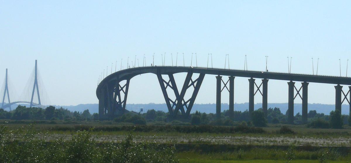 Autoroute A29 - Pont sur le Grand Canal du Havre et pont de Normandie 