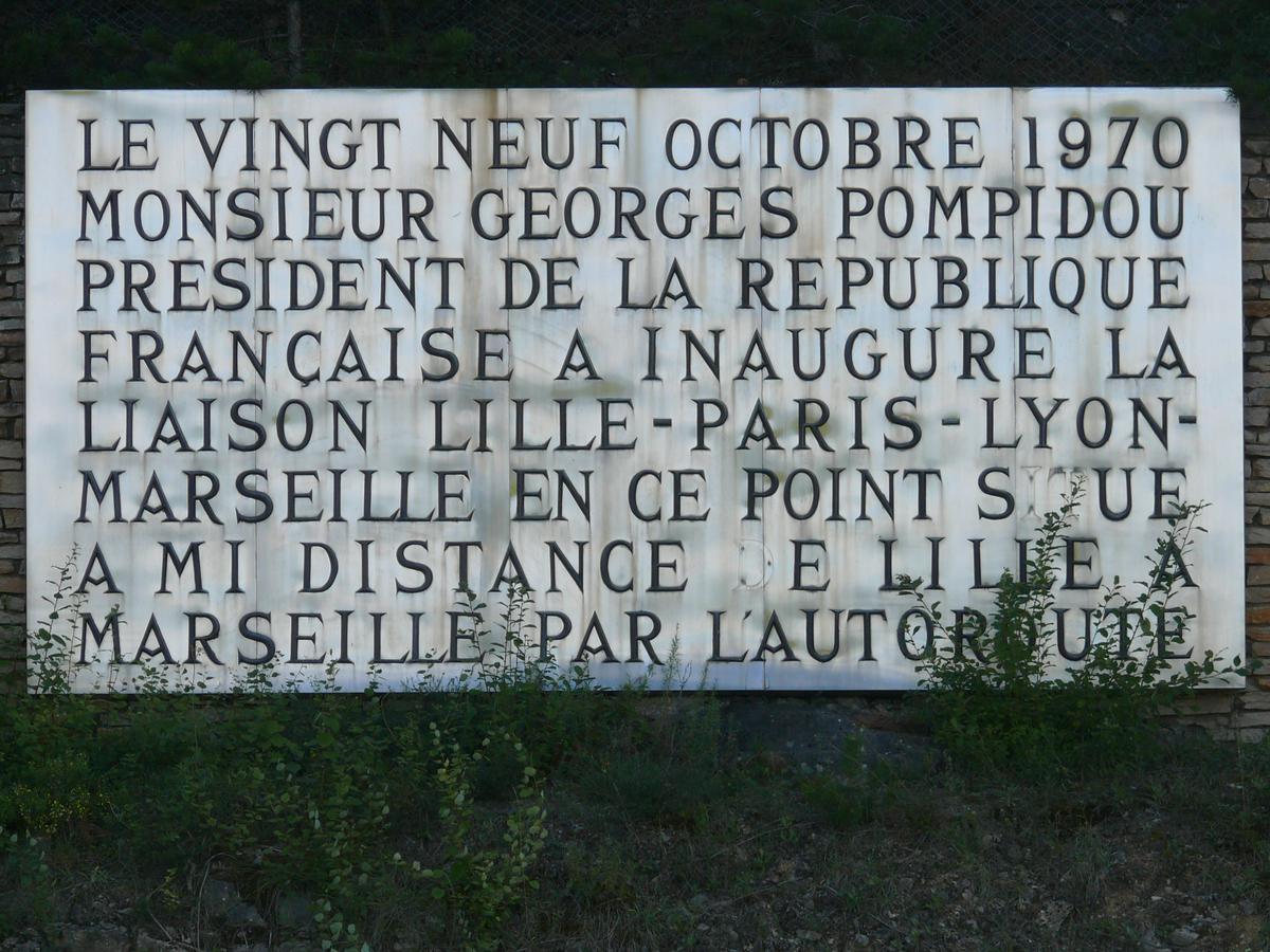 Fiche média no. 118759 Autoroute A6 - Panneau commémoratif de la fin de la construction de la laison autoroutière entre Lille - Paris - Lyon et Marseille à l'aire de Savigny-lès-Beaune (29 octobre 1970)