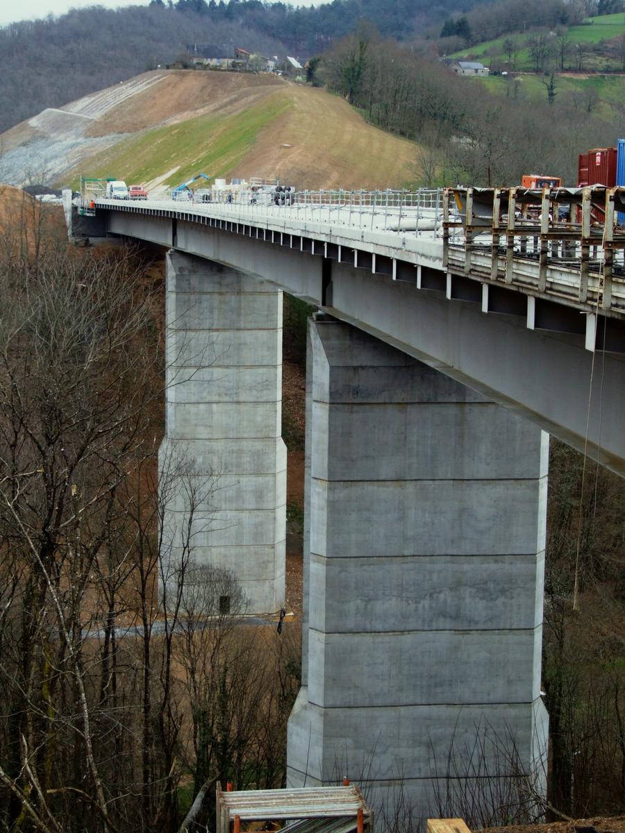 Fiche média no. 80491 Autoroute A89 - Viaduc de Ribeyrol - Bétonnage des longrines servant à ancrer les barrières de sécurité. Les consoles de la charpente métallique sont dermées par des tôles aux abouts