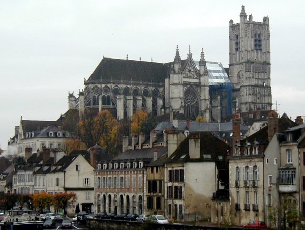 Cathédrale Saint-Etienne à Auxerre.Ensemble côté nord 