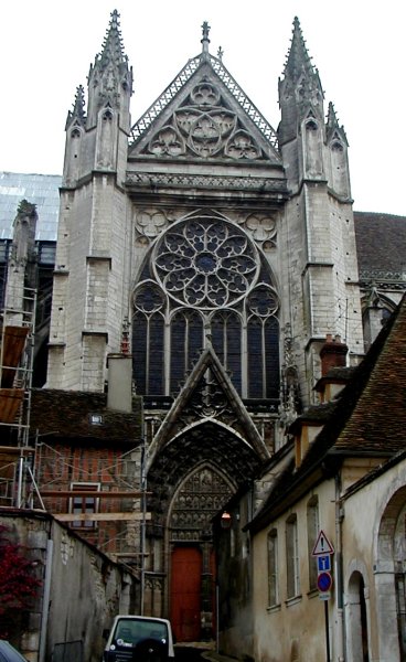 Cathédrale Saint-Etienne à Auxerre.Portail du croisillon sud 