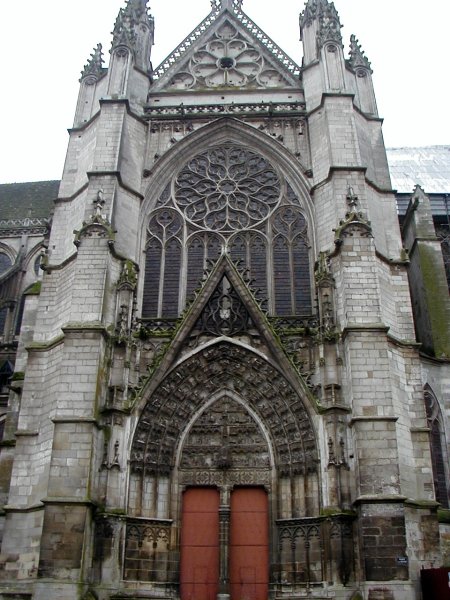 Cathédrale Saint-Etienne à Auxerre.Portail du croisillon nord 
