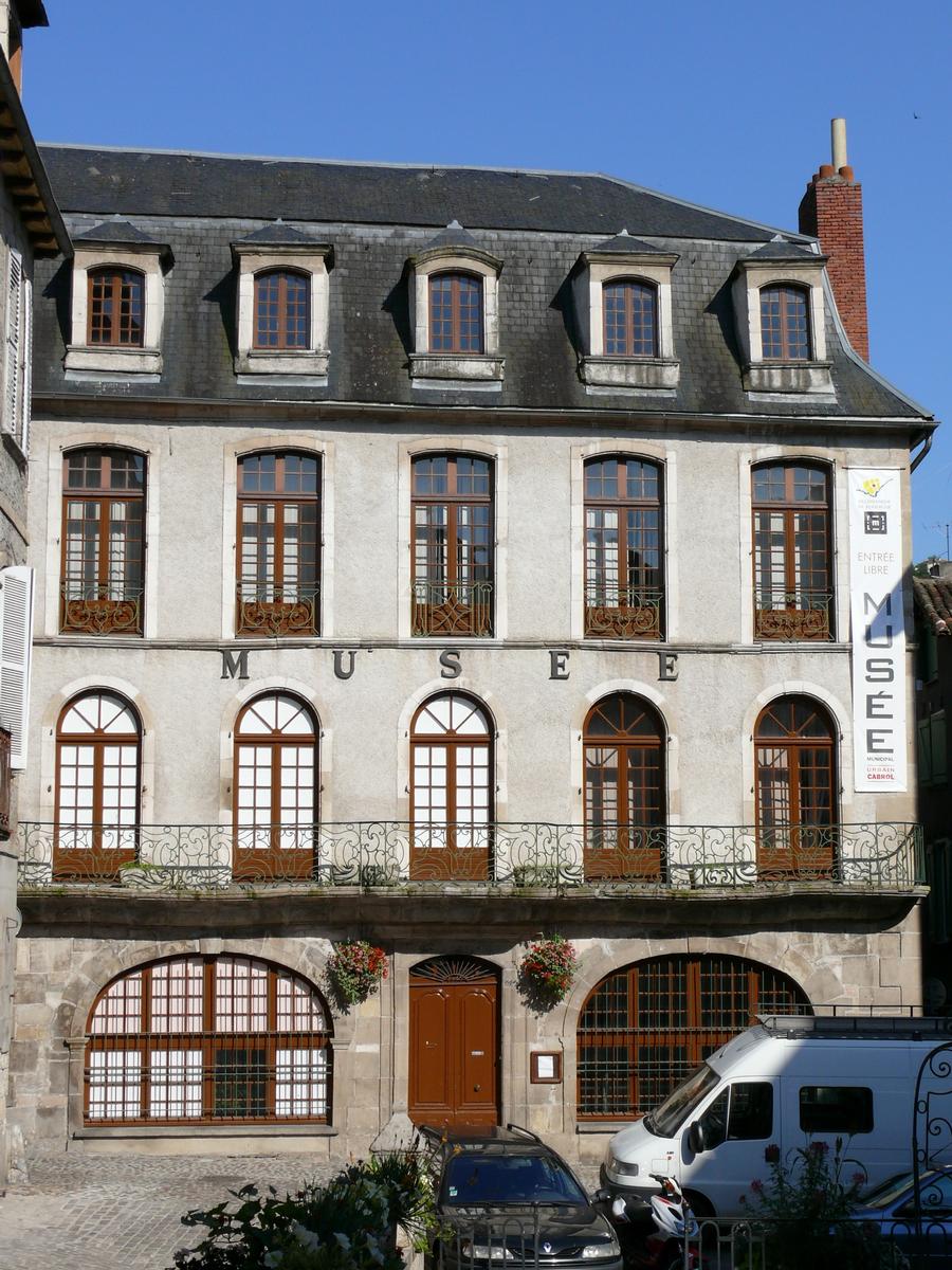 Villefranche-de-Rouergue - Musée Urbain-Cabrol sur la place de la Fontaine 