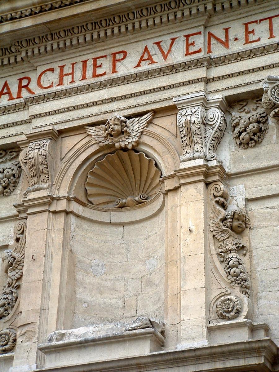 Avignon - Chapelle de la Visitation, rue Paul-Saïn - Façade - Partie inférieure - Détail de la décoration 
