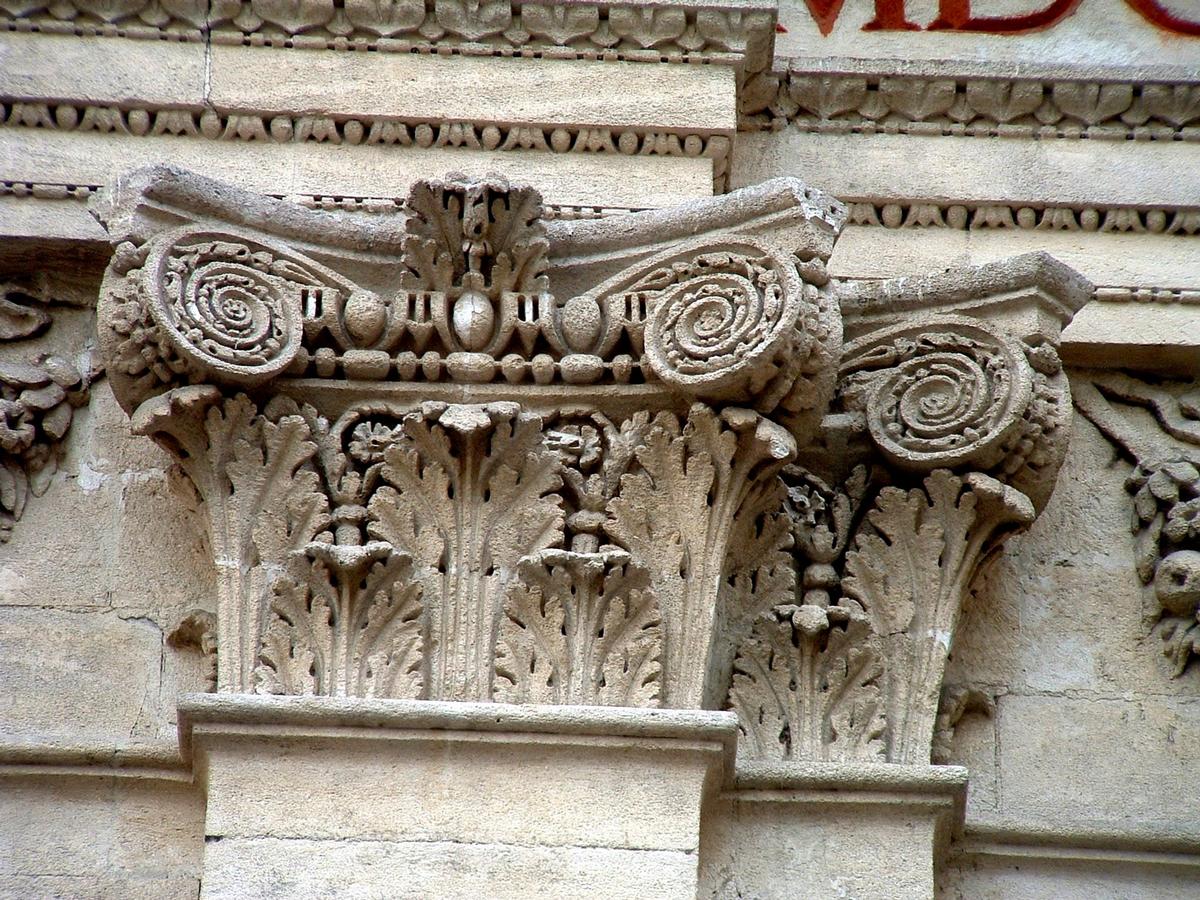 Avignon - Chapelle de la Visitation, rue Paul-Saïn - Façade - Partie inférieure - Détail de la décoration 