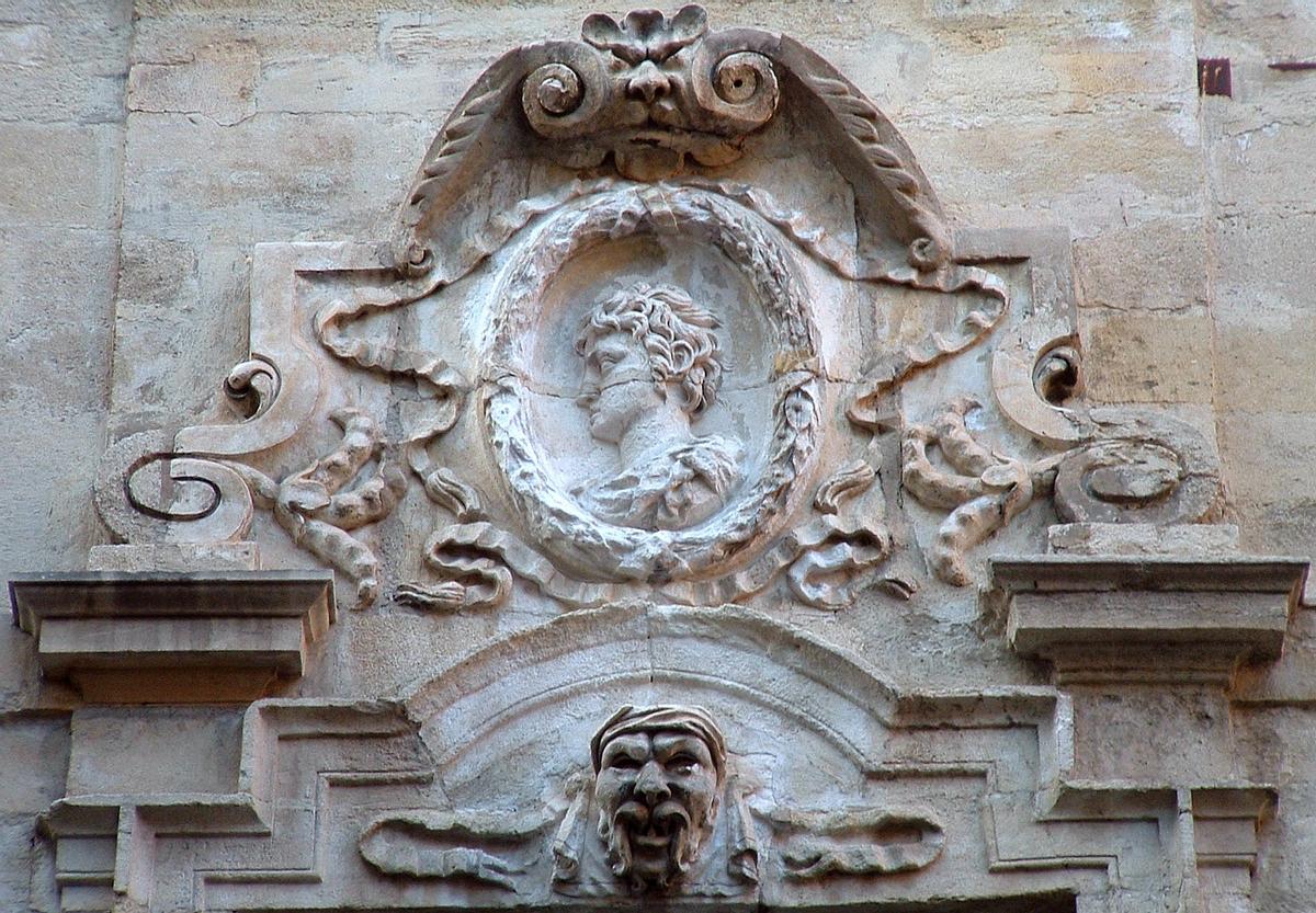 Avignon - Hôtel de Crillon, 7 rue du Roi-René - Façade - Détail de la décoration 