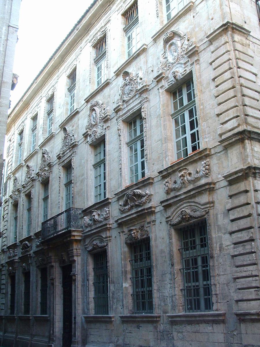 Avignon - Hôtel de Crillon, 7 rue du Roi-René - Façade 