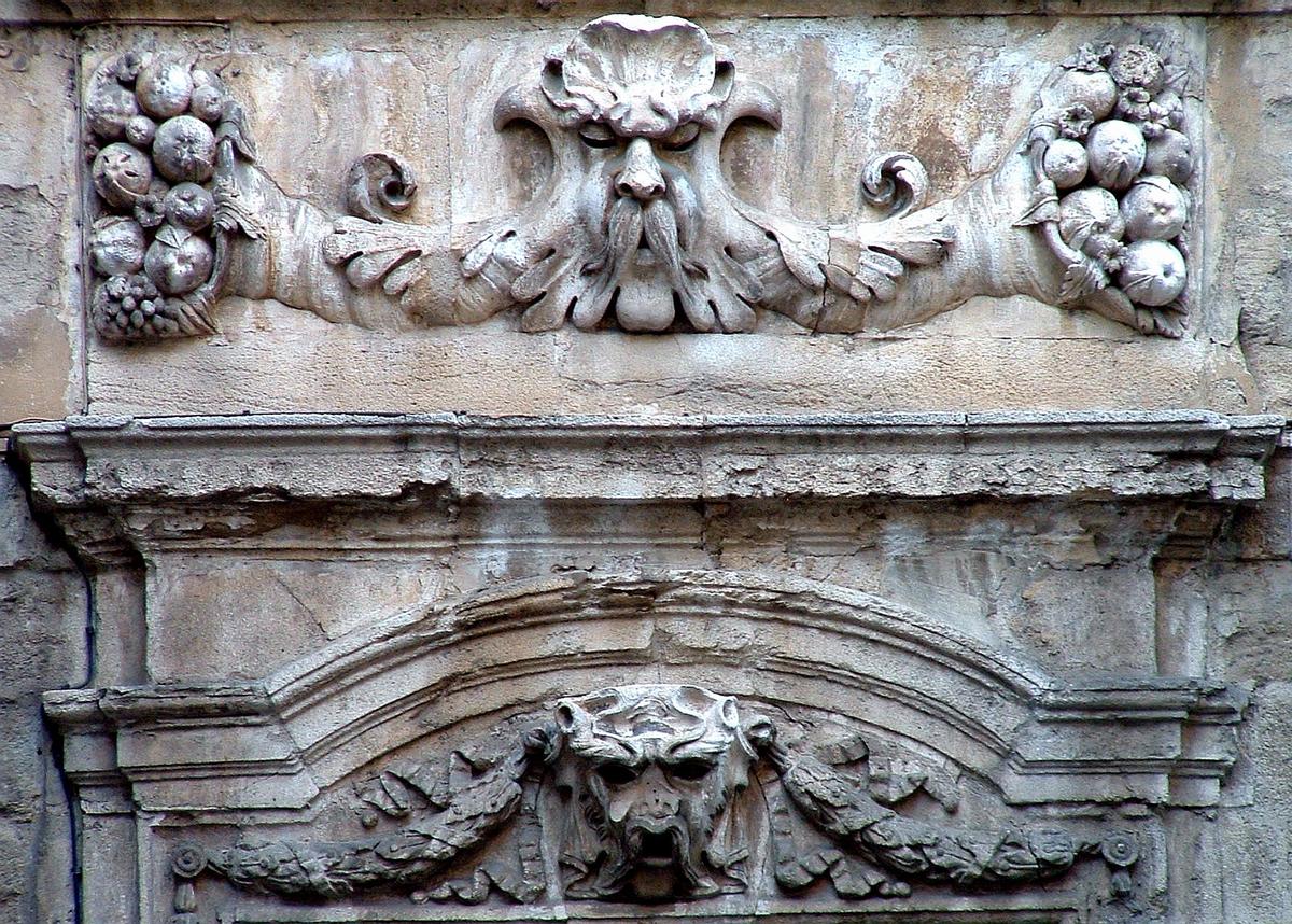 Avignon - Hôtel de Crillon, 7 rue du Roi-René - Façade - Détail de la décoration 