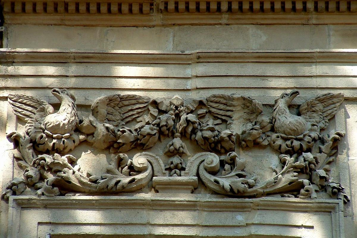 Avignon - Hôtel de Madon de Châteaublanc, 13 rue Banasterie - Façade - Décoration au-dessus des fenêtres du premier étage 