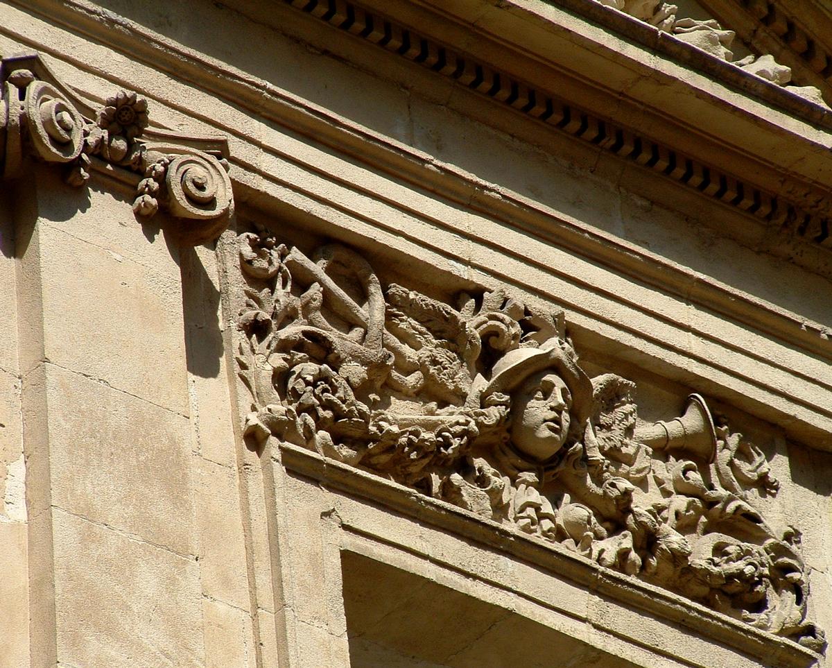 Fiche média no. 29695 Avignon - Hôtel de Madon de Châteaublanc, 13 rue Banasterie - Façade - Décoration des fenêtres du premier étage placées au-dessus de la porte d'entrée