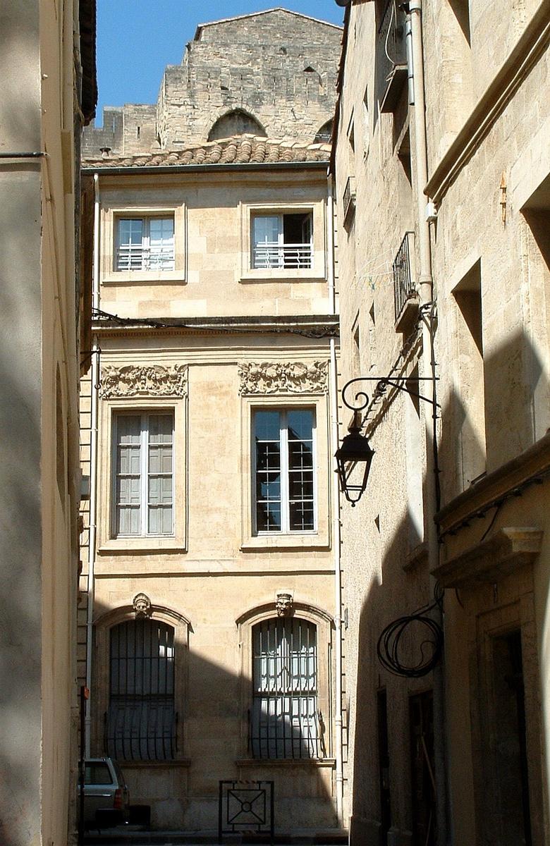 Avignon - Hôtel de Madon de Châteaublanc, 13 rue Banasterie - Façade - et le palais des Papes à l'arrière 