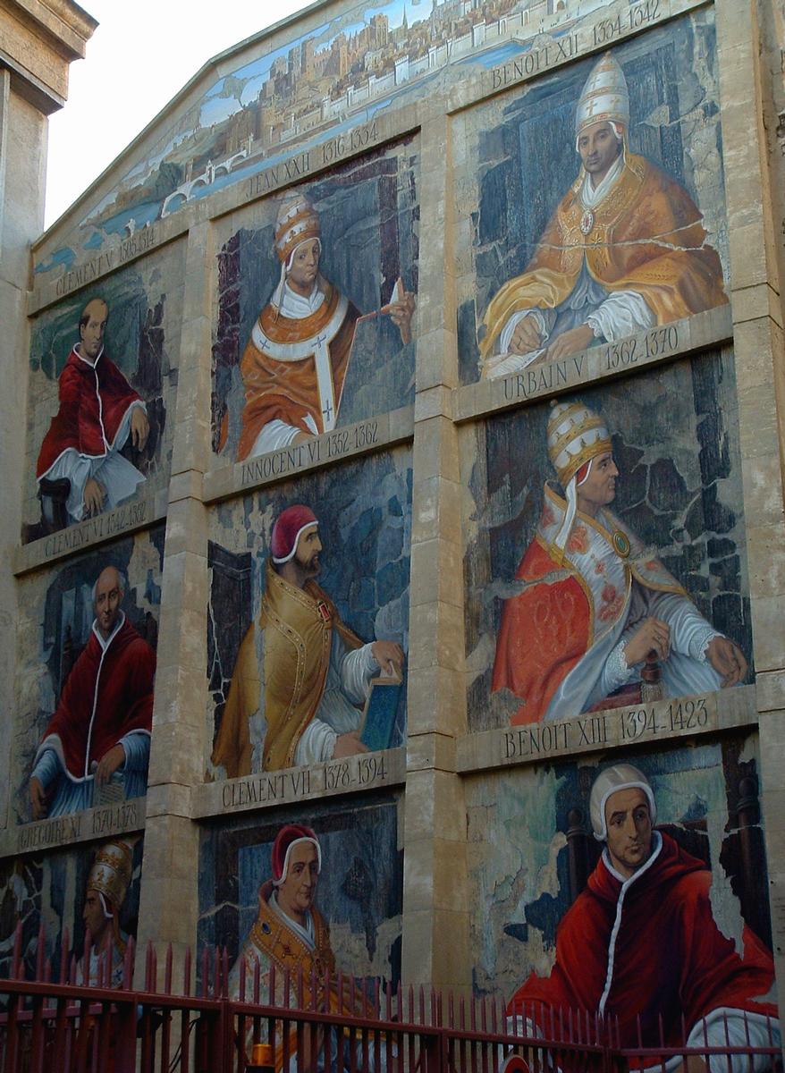 Hôtel de Sade, 5 rue Dorée, Avignon Fresque située en face de l'hôtel et représentant les 9 papes et anti-papes ayant vécus à Avignon