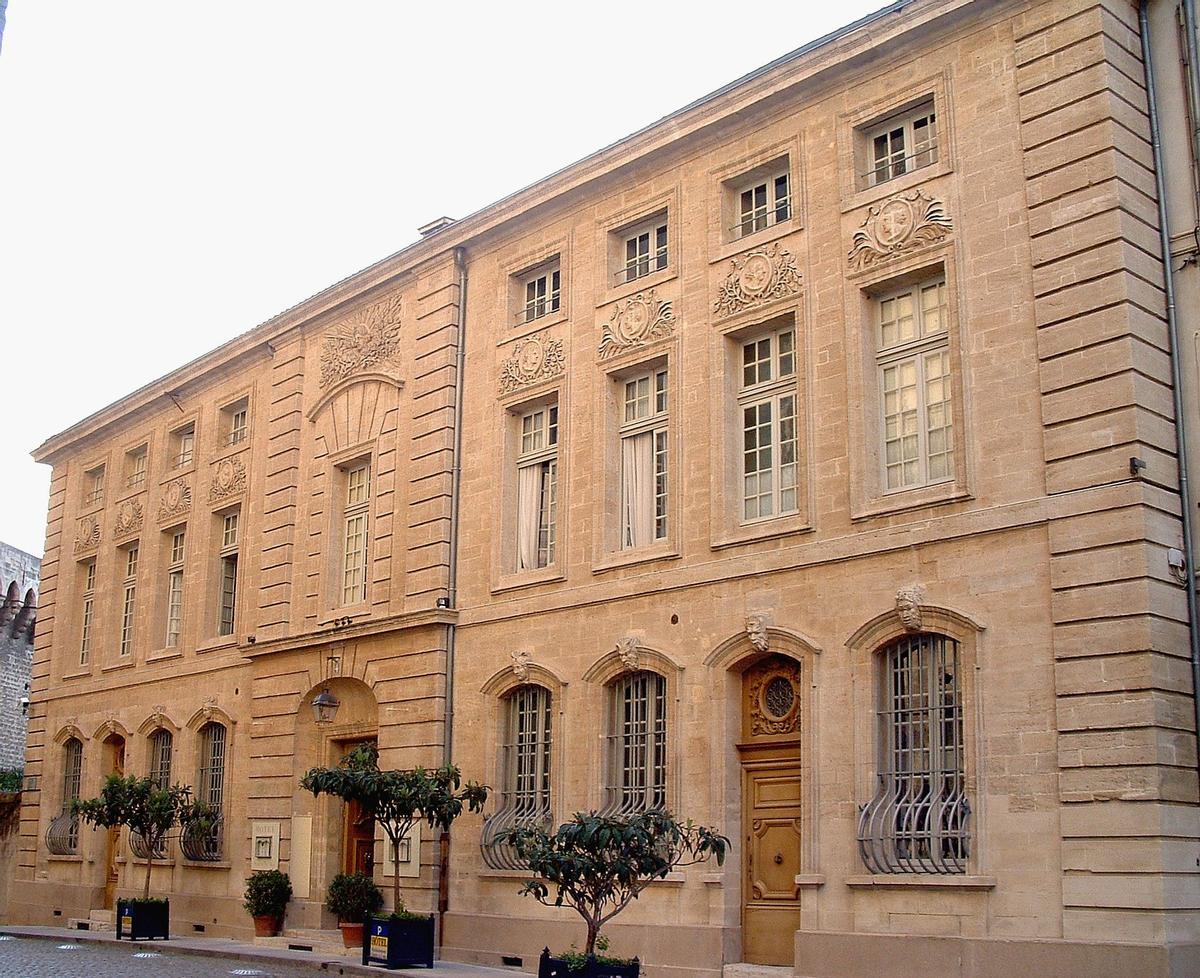 Avignon - Hôtel de Vervins (hôtel de Mirande) – 2, place de la Mirande - Façade sur la place 