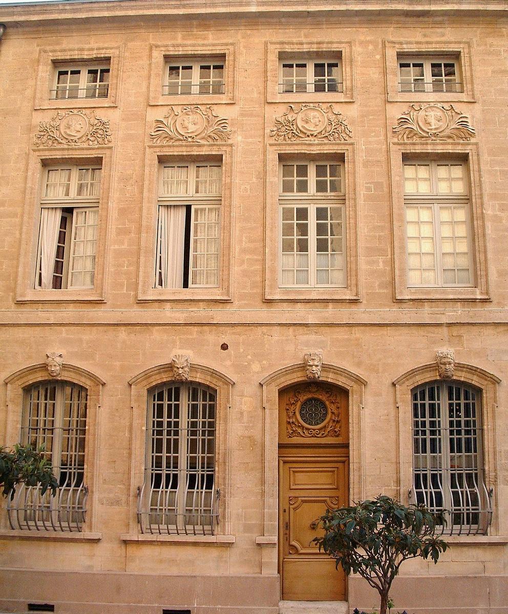 Avignon - Hôtel de Vervins (hôtel de Mirande) – 2, place de la Mirande - Façade sur la place - Détail 