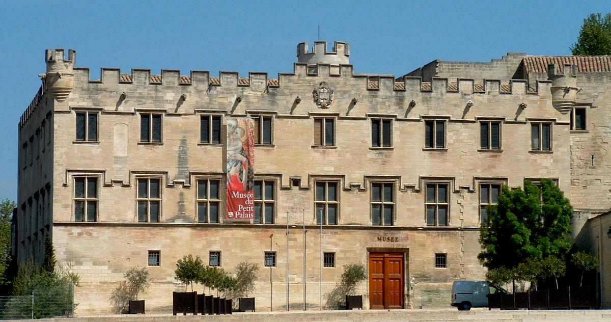 Avignon - Musée du Petit Palais - Façade sur la place du Palais 