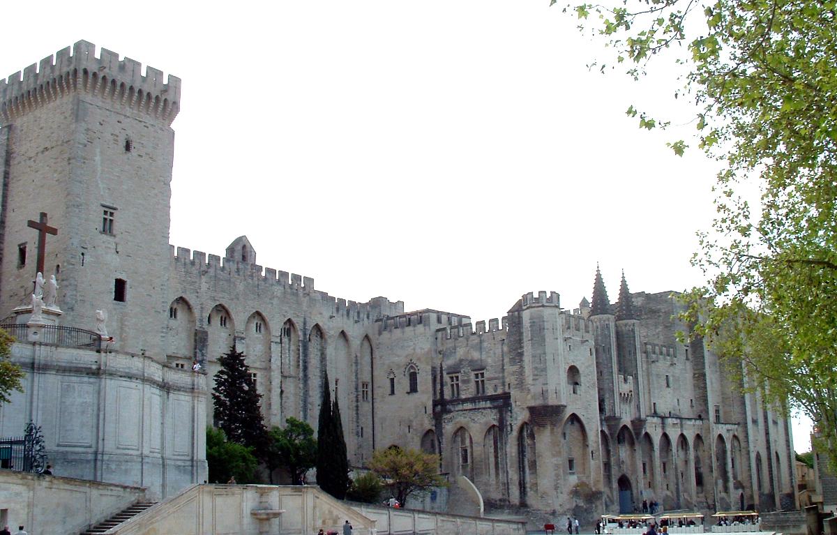 Palais des papes, AvignonFaçade le matin 