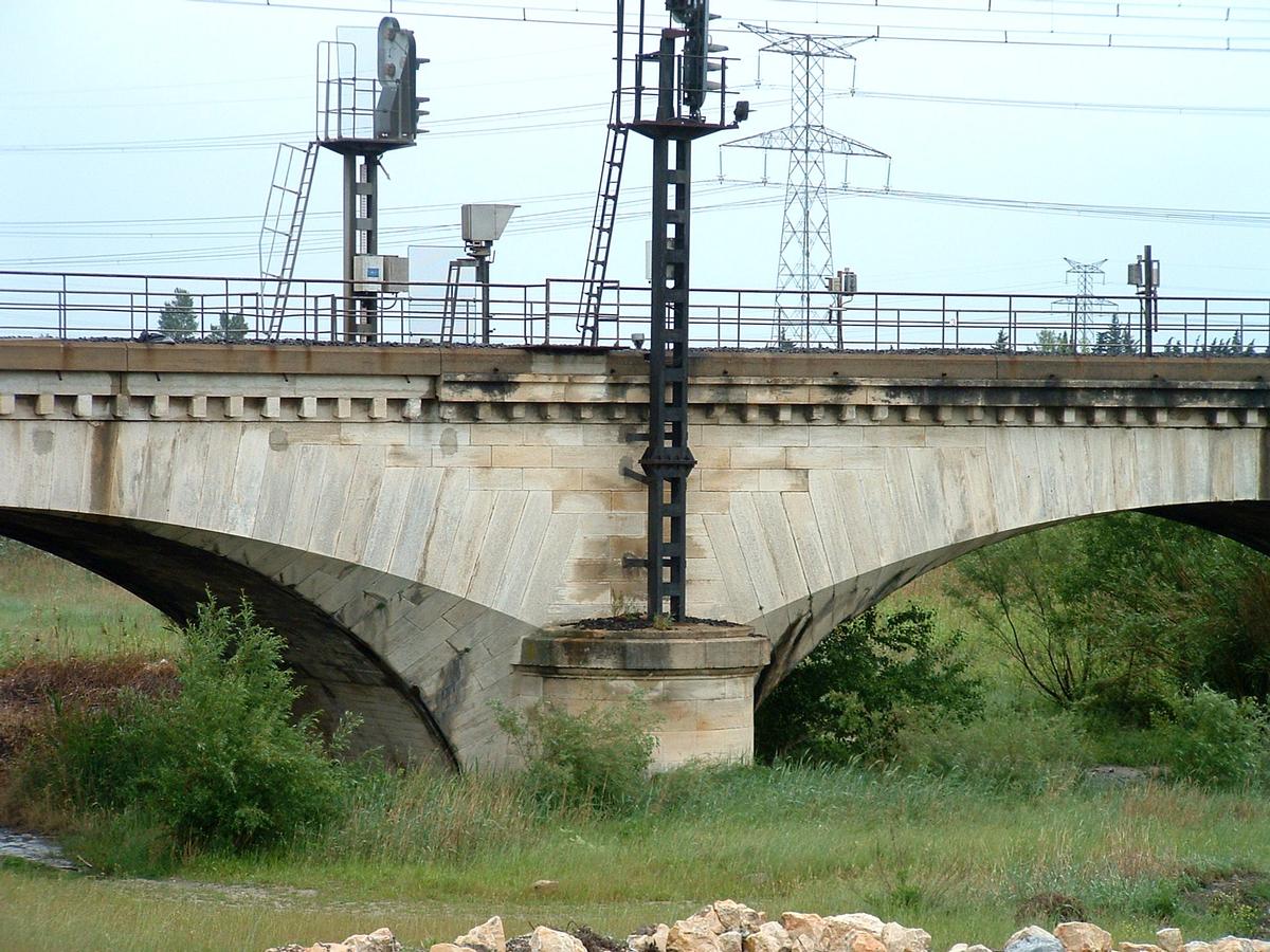 Pont ferroviaire de Rognonas - Une pile en maçonnerie avec cornes de vache 