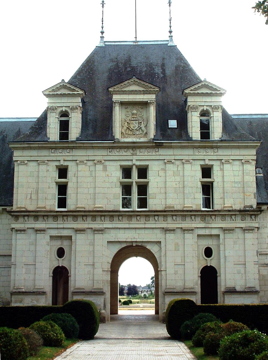 Champigny-sur-Veude - Château - Les anciens communs - Le portail de Jupiter 