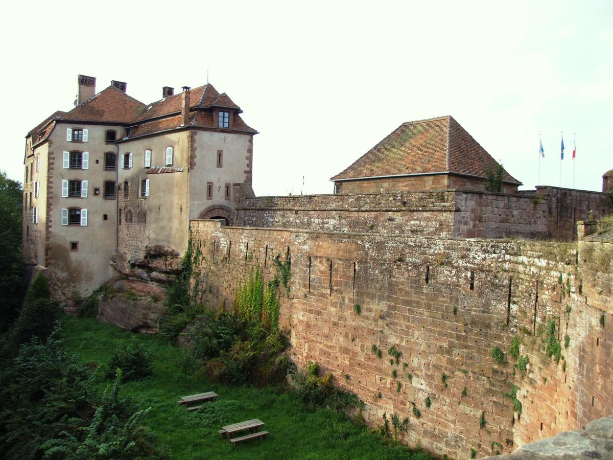 Château de La Petite-Pierre - Le château et le rempart de la ville fortifiée 
