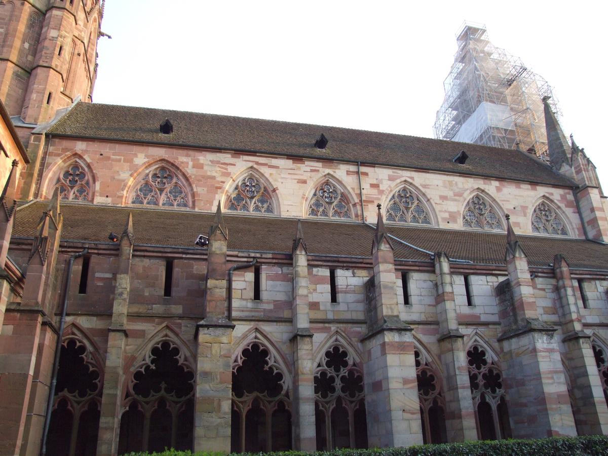 Wissembourg - Ancienne abbatiale Saints-Pierre-et-Paul - Le cloître inachevé et le côté Nord de la nef 