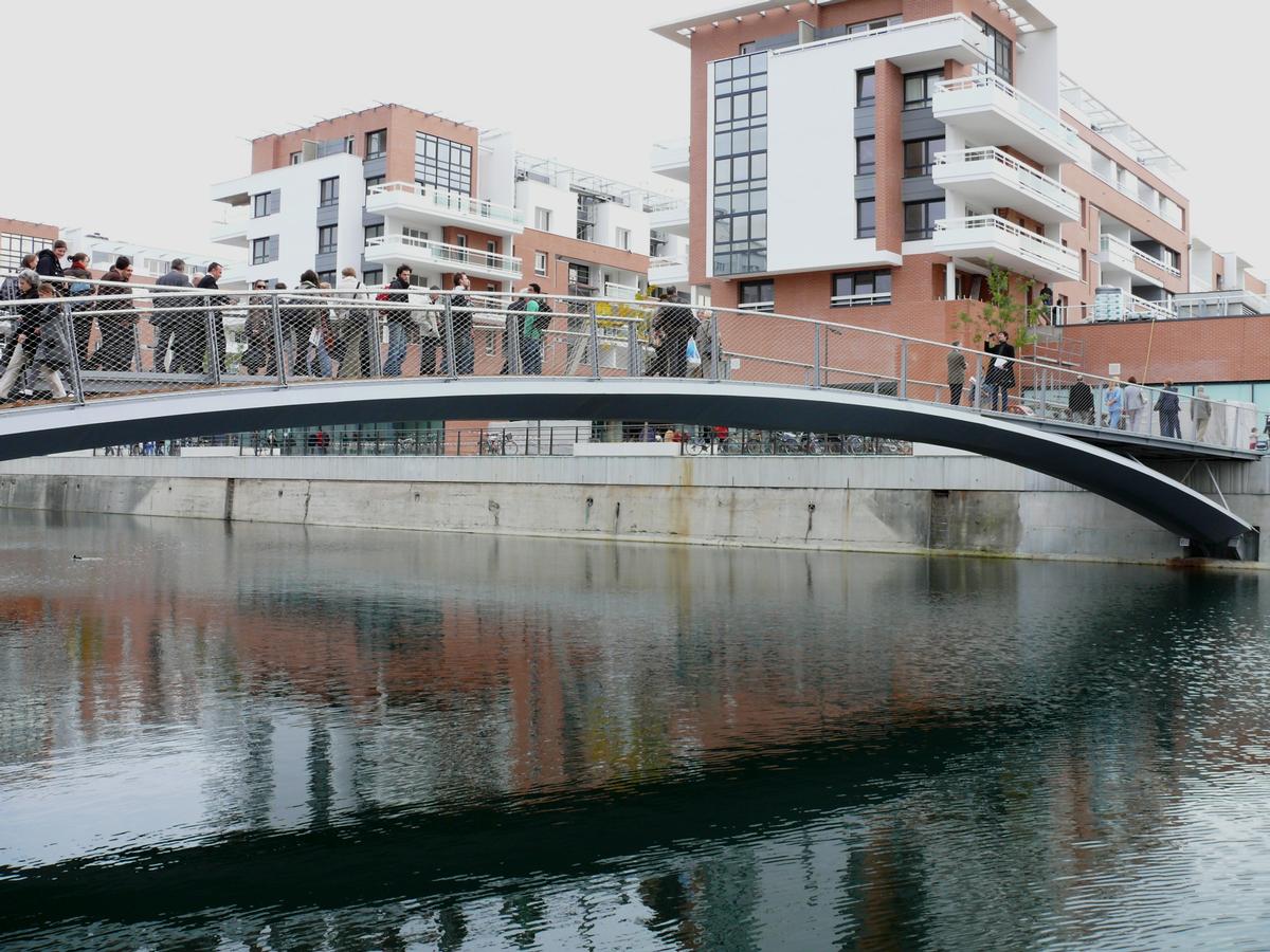 Strasbourg - Passerelle Miro donnant accès à la presqu'île André-Malraux et à la médiathèque 