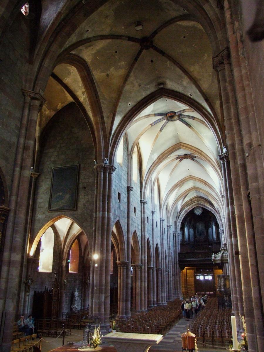 Sélestat - Eglise Saint-Georges - La nef vue du choeur 