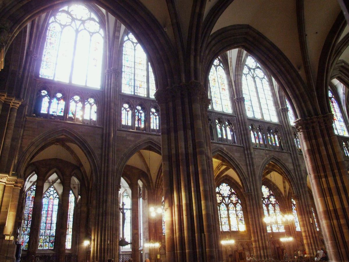 Strasbourg - Cathédrale Notre-Dame - La nef vue du bas côté Nord 