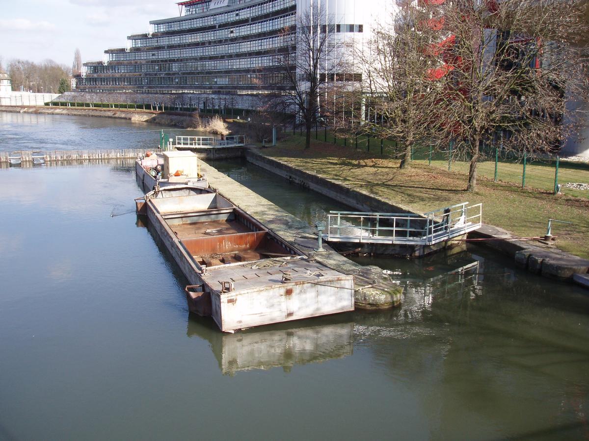 Strasbourg - Pont Zaepfel avant démolition pour l'élargir et permettre le passage de la ligne E du tram - Barge pour recueillir les gravats 