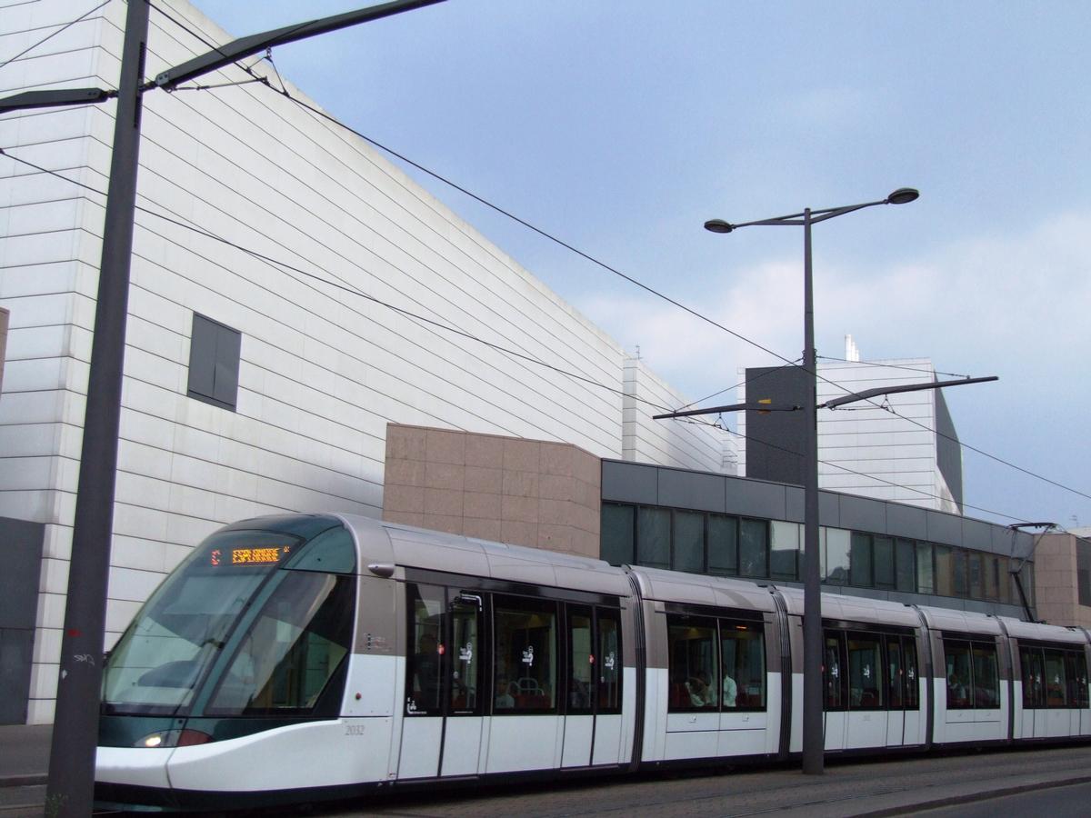 Strasbourg - Musée d'Art Moderne et Contemporain avec le tramway sur la rue de Molsheim 