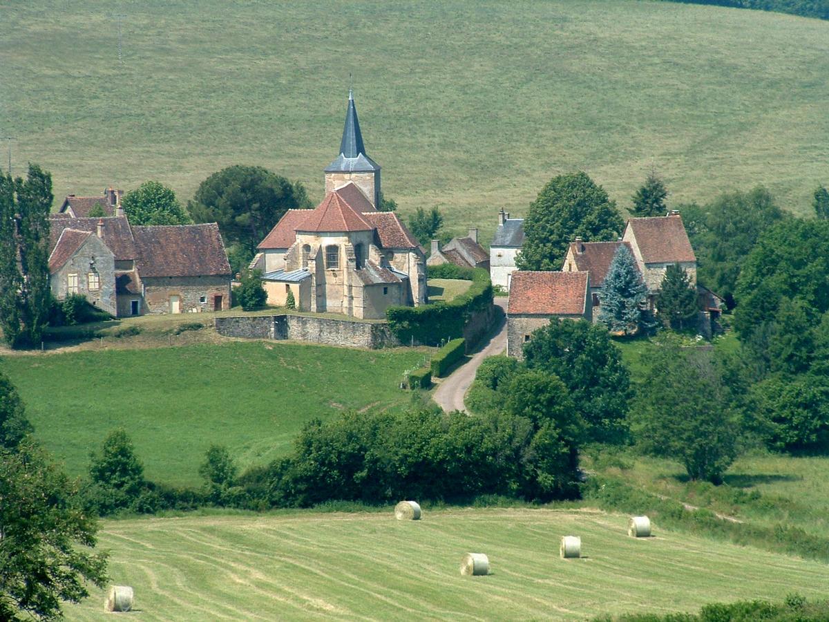 Bazoches-du-Morvan - Eglise Saint-Hilaire - L'église vue du château de Bazoches 
