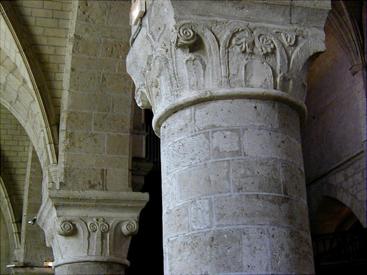 Beaugency - Eglise abbatiale Notre-Dame - Nef - Chapiteaux romans 