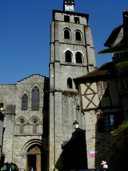 Abbatiale Saint-Pierre de Beaulieu-sur-Dordogne.Façade ouest et tour 