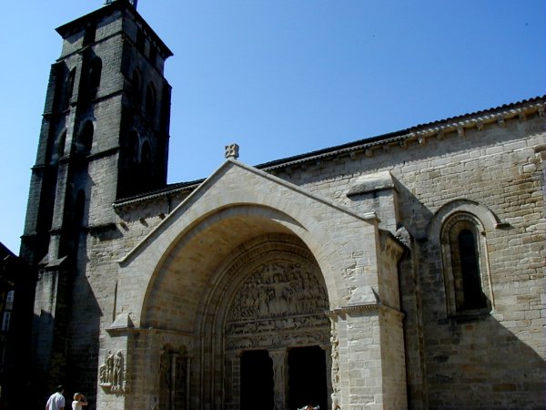 Abbatiale Saint-Pierre de Beaulieu-sur-Dordogne.Portail sud et tour Ouest 