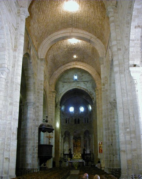 Abbatiale Saint-Pierre de Beaulieu-sur-Dordogne.Nef 