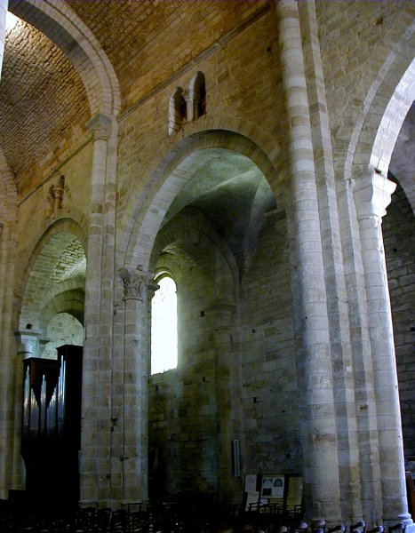 Abbatiale Saint-Pierre de Beaulieu-sur-Dordogne.Elévation de la nef 