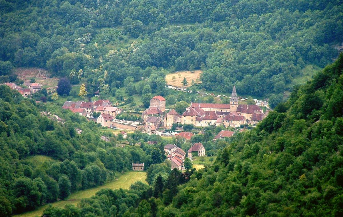 Beaume-les-Messieurs - Village et abbaye dans la reculée 