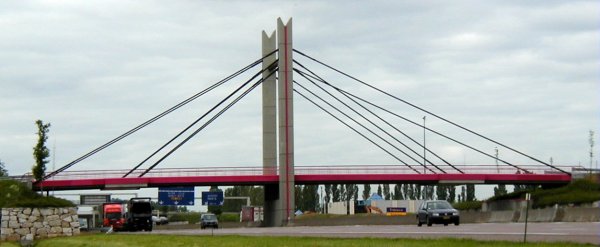 Cable-stayed overpass over the A6 at Beaune 