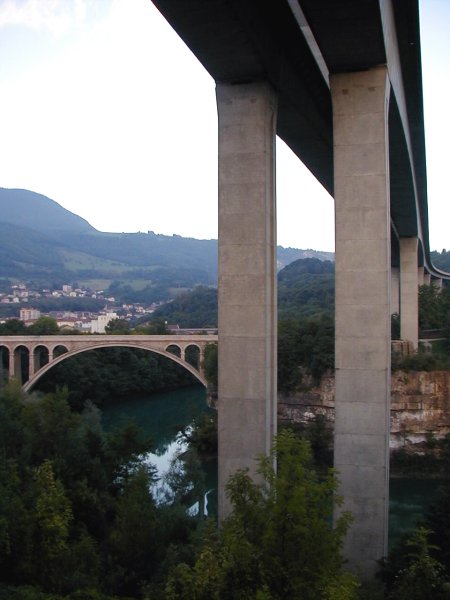 Bellegarde-sur-Valserine Bogenbrücke und von Coignet gebaute Autobahnbrücke