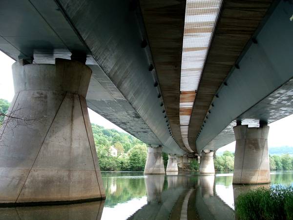 Autoroute A31: Viaduc de Belleville Disposition des piles pour reprendre le biais par rapport à la Moselle