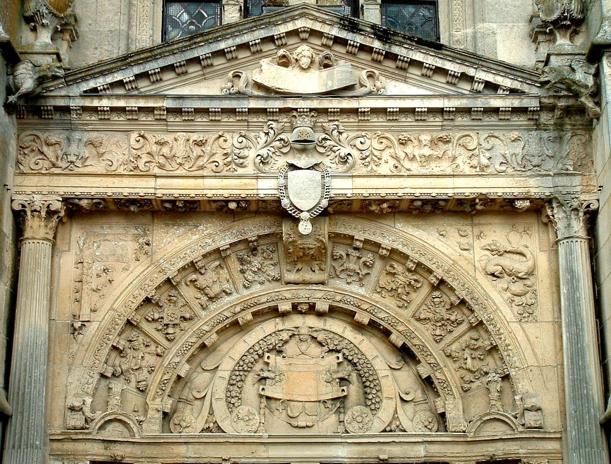 Belloy-en-France - Eglise Saint-Georges - Détail de la façade au-dessus de la porte 