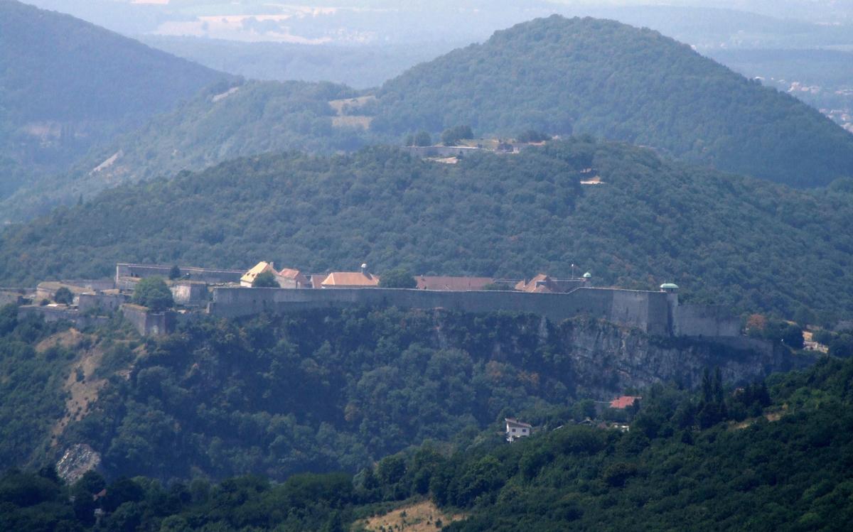 Fiche média no. 67497 Citadelle de Besançon - Vue d'ensemble de la Citadelle vue de Montfaucon (front de Secours à gauche, front Saint-Etienne à droite avec la tour du Roi). En arrière plan, le fort Chaudanne