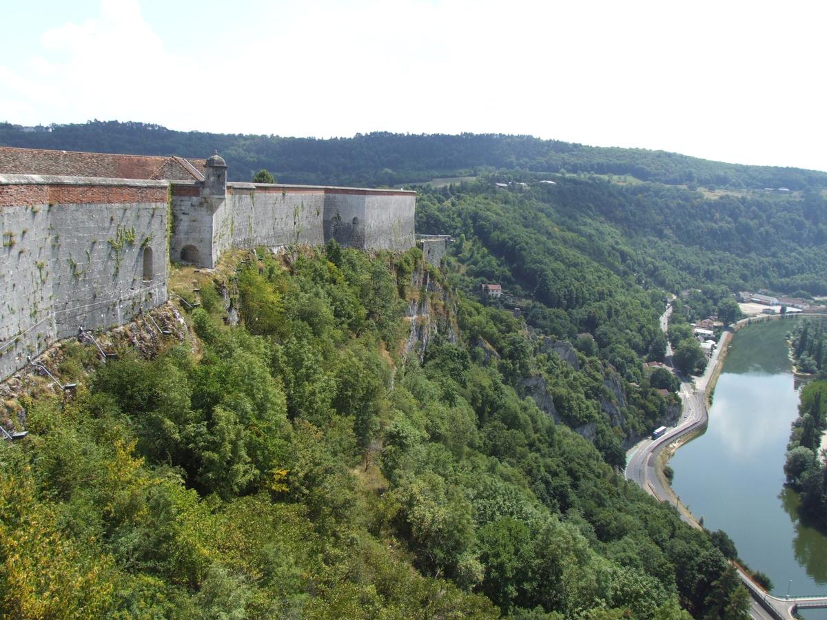 Citadelle de Besançon - Les remparts dominant la vallée du Doubs 