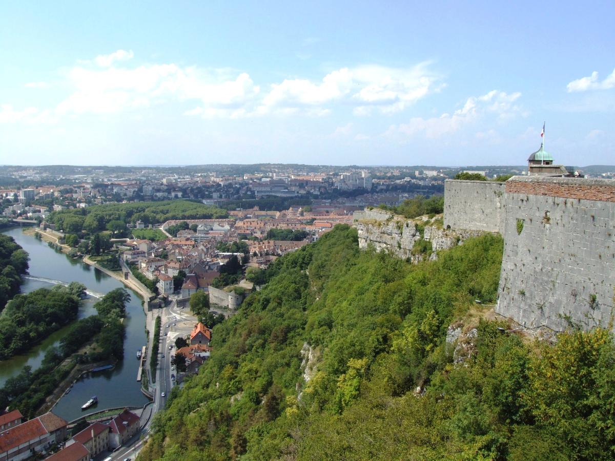 Citadelle de Besançon - Remparts - La citadelle dominant la ville 