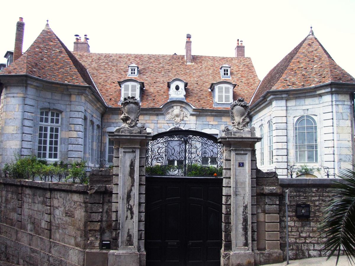 Besançon - Hôtel Boitouset - Vu du portail de la cathédrale 