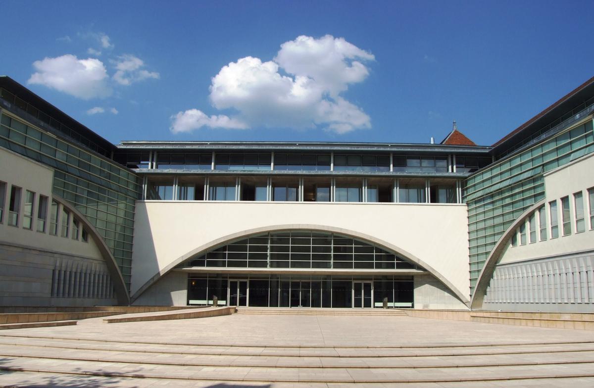 Besançon - Palais de Justice - Extension - Un nouveau palais de Justice (2003) par les architectes Henri et Bruno Gaudin 