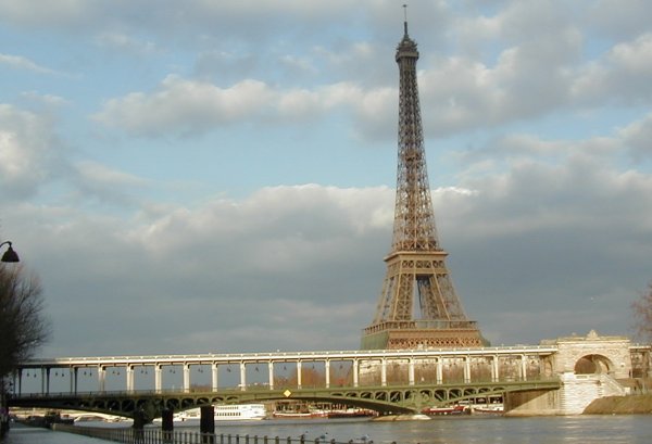 Pont Bir Hakeim, Tour Eiffel dans l'arrière-plan 