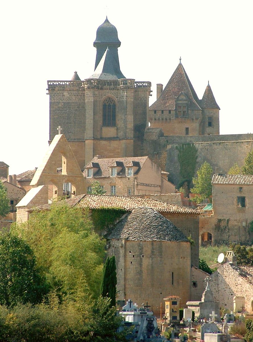 Biron - Chapelle du château et église du village vus de l'Est 